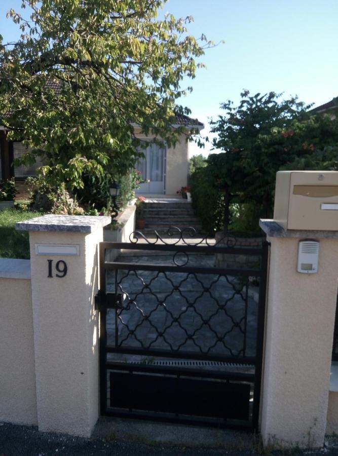 Chez Myla Chambre Avec Tv Ecran Plat Et Salle De Bain Privative Μπουρζ Εξωτερικό φωτογραφία
